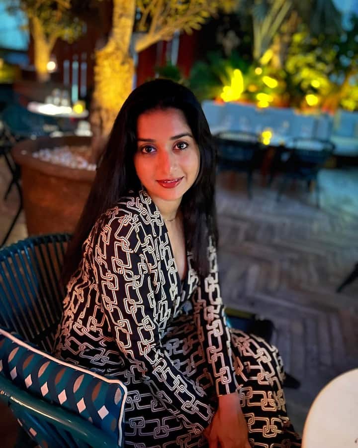 நீ உடுத்தி போட்ட உடை என் வயதை மேயுமடா..