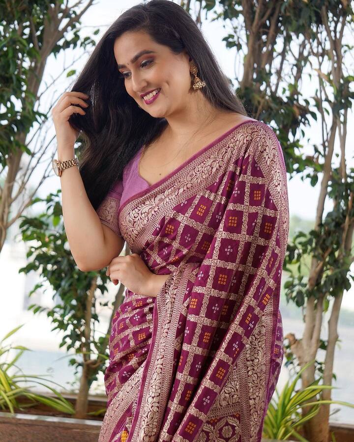 సోషల్ మీడియాలో నిత్యం యాక్టివ్ గా ఉంటూ ఫోటోలు, డాన్స్ వీడియోలు పోస్ట్ మంచి పాపులారిటీని సొంతం చేసుకుంది.