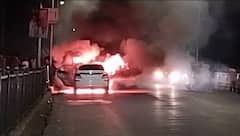 The Burning Car : मुंबईत दादरमध्ये भरधाव कारला भीषण आग; सुदैवाने जीवितहानी नाही, कार जळून खाक