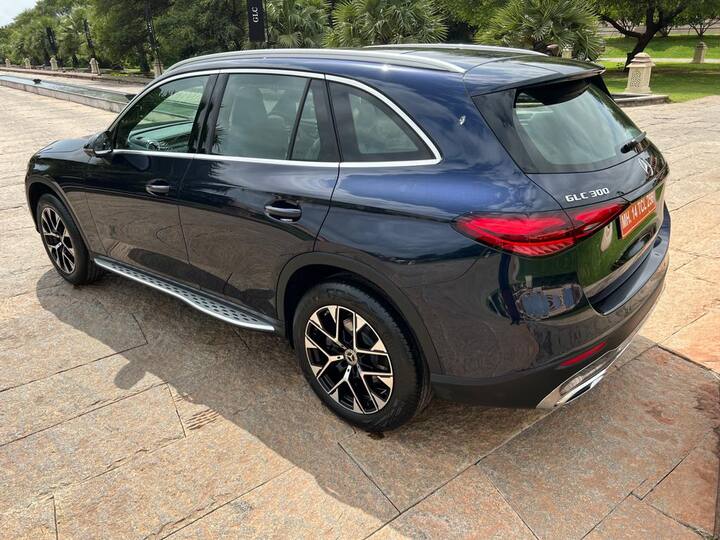 नई जेनरेशन GLC की लंबाई 60 मिमी से बढ़कर 4716 मिमी कर दी गई है, साथ ही व्हीलबेस भी 15 मिमी तक बढ़ाया गया है. देश की सडकों को देखते हुए इसके ग्राउंड क्लीयरेंस में भी 20 मिमी की बढ़ोतरी हुई है. इसमें नए 19 इंच के 5-स्पोक अलॉय व्हील भी हैं.