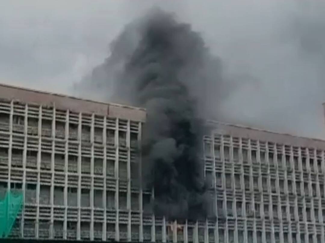fire broke out endoscopy room of Delhi AIIMS All people evacuated rescue operations underway Know details Delhi AIIMS Fire: દિલ્હી એઈમ્સમાં લાગી ભીષણ આગ,  દર્દીઓને સુરક્ષિત બહાર કઢાયા
