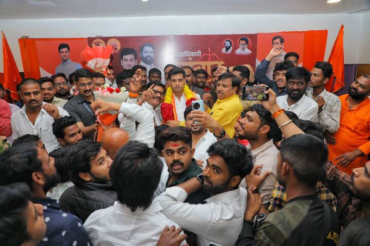 या मेळाव्याला मोठ्या संख्येने शिवसैनिकांनी उपस्थित राहत उत्स्फूर्त प्रतिसाद दिला.