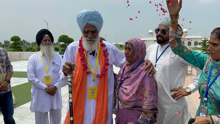 Shri Kartarpur Sahib; Brother Gurmail Singh and Sister Sakeena Meet After Partition  1947 ਵੰਡ ਦੀ ਇੱਕ ਹੋਰ ਦਾਸਤਾਨ! 5 ਸਾਲ ਦਾ ਭਰਾ ਰਹਿ ਗਿਆ ਸੀ ਭਾਰਤ, ਅੱਜ 80 ਸਾਲਾਂ ਬਾਅਦ ਮਿਲੇ ਭੈਣ-ਭਰਾ, ਪੂੰਝਦੇ ਰਹੇ ਇੱਕ ਦੂਜੇ ਦੇ ਹੰਝੂ