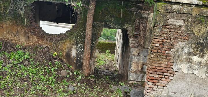 या नंदीतटामुळे शहराला नांदेड हे नाव मिळाले, तेथील प्राचीन नंदगिरी किल्ल्याची आज वाईट अवस्था झाली आहे.