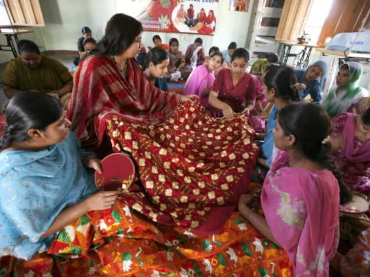 National Handloom Day 2023 Know All About Punjab's Traditional Weave 'Phulkari', Origin, Evolution, Types and Impact On Modern Day National Handloom Day 2023: The Journey Of Punjab's 'Phulkari'- From The Timeless Tales Of 'Heer Ranjha' To Modern Fashion