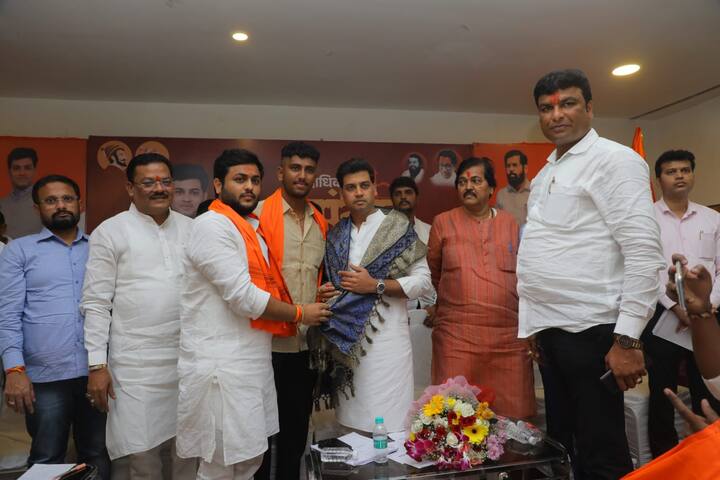 या सर्व जिल्ह्यांमध्ये पक्षाचे काम कशा पद्धतीने सुरु आहे, पक्षबळकटी करणासाठी विविध प्रकारचे कार्यक्रम राबविणे याविषयी आढावा घेण्यासाठी रविवारी औरंगाबाद येथे संवाद मेळाव्याचे आयोजन करण्यात आले होते.