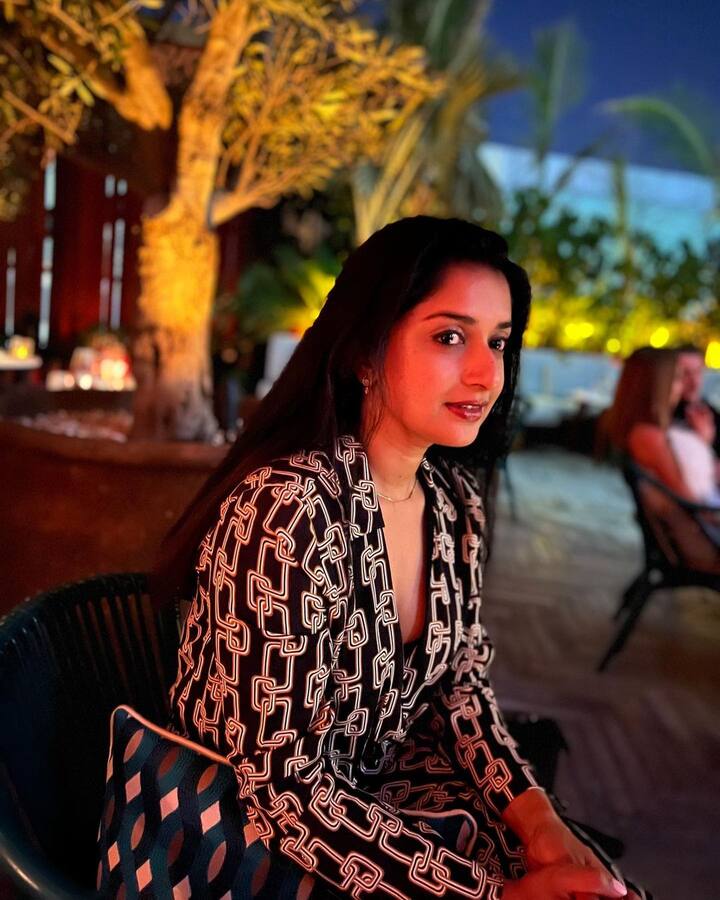 நீ சுருட்டி போட்ட முடி மோதிரமாய் ஆகுமடி..