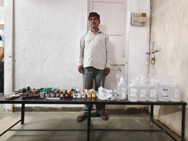 A bogus doctor was caught from Akaliya village of Kadana taluk of Mahisagar district મહીસાગર જિલ્લાના કડાણા તાલુકાના આકલીયા ગામેથી બોગસ ડોક્ટર ઝડપાયો