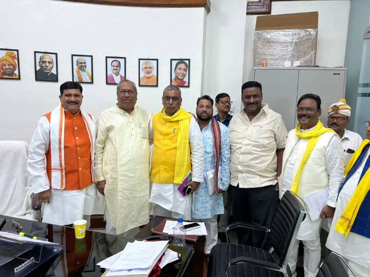 SBSP Chief Om Prakash Rajbhar met Sanjay Nishad in Vidhan Bhavan Nishad Party Office ANN UP Politics: योगी के मंत्री संजय निषाद से मिले SBSP सुप्रीमो ओमप्रकाश राजभर, विधान भवन में हुई मुलाकात