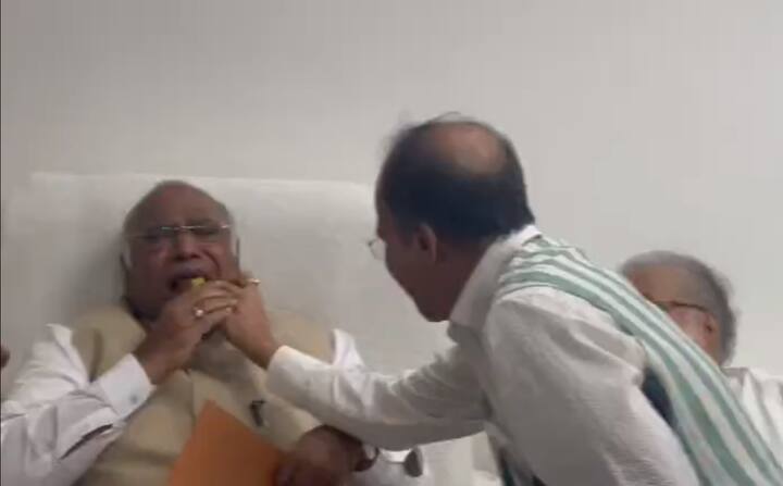 কংগ্রেস দফতরে উৎসবের মেজাজ। চলছে মিষ্টিমুখ। মল্লিকার্জুনকে লাড্ডু খাওয়ালেন অধীর।