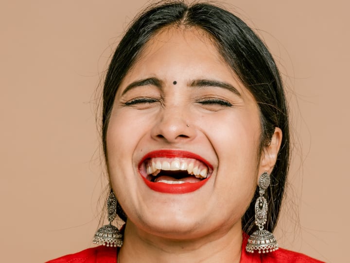 Side Effects Of Excessive Laughing: हंसी हर मर्ज की दवा है. अगर आप कुछ ऐसा सोचते हैं तो अपनी सोच बदल लें. बहुत अधिक हंसी-ठहाके मरीजों के लिए नुकसानदायक भी हो सकते हैं.