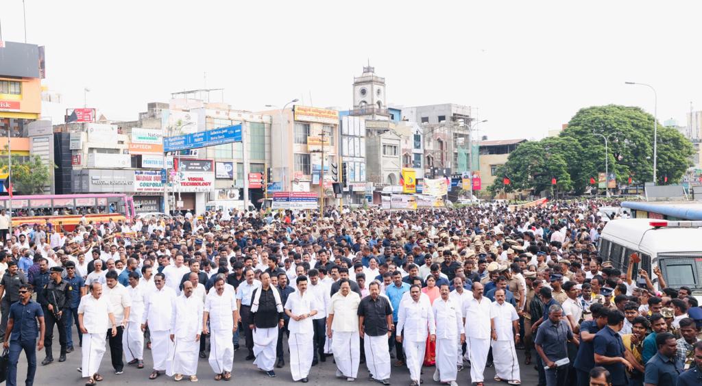 Kalaignar Karunanidhi : கருணாநிதியின் 5-ஆம் ஆண்டு நினைவு நாள்.. முதலமைச்சர் ஸ்டாலின் தலைமையில் நடைபெற்ற அமைதிப் பேரணி..