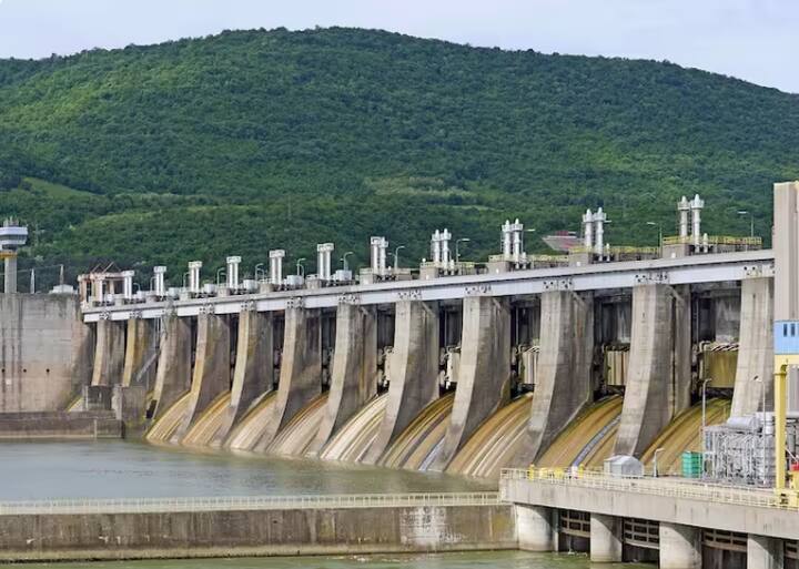 ਕਿਊਸੇਕ ਮਾਪ ਦੀ ਇੱਕ ਇਕਾਈ ਹੈ ਜੋ ਪੁੰਜ ਦੇ ਵੇਗ ਦੀ ਮਾਤਰਾ ਨੂੰ ਦਰਸਾਉਣ ਲਈ ਵਰਤੀ ਜਾਂਦੀ ਹੈ। ਇਹ ਇਕਾਈ ਵਗਦੇ ਪਾਣੀ ਦੀ ਮਾਤਰਾ ਨੂੰ ਦਰਸਾਉਂਦੀ ਹੈ ਜੋ ਇਹ ਇੱਕ ਸਕਿੰਟ ਦੌਰਾਨ ਪਾਰ ਕਰਦਾ ਹੈ। ਜੇਕਰ ਅਸੀਂ ਕਹੀਏ ਕਿ ਇੱਕ ਨਦੀ ਵਿੱਚ ਪਾਣੀ ਦੀ ਮਾਤਰਾ ਨੂੰ ਕਿਊਸਿਕ ਵਿੱਚ ਮਾਪਿਆ ਜਾ ਸਕਦਾ ਹੈ, ਤਾਂ ਇਹ ਸਾਨੂੰ ਦੱਸਦਾ ਹੈ ਕਿ ਉਹ ਦਰਿਆ ਇੱਕ ਸਕਿੰਟ ਵਿੱਚ ਕਿੰਨਾ ਪਾਣੀ ਲੰਘਦਾ ਹੈ।