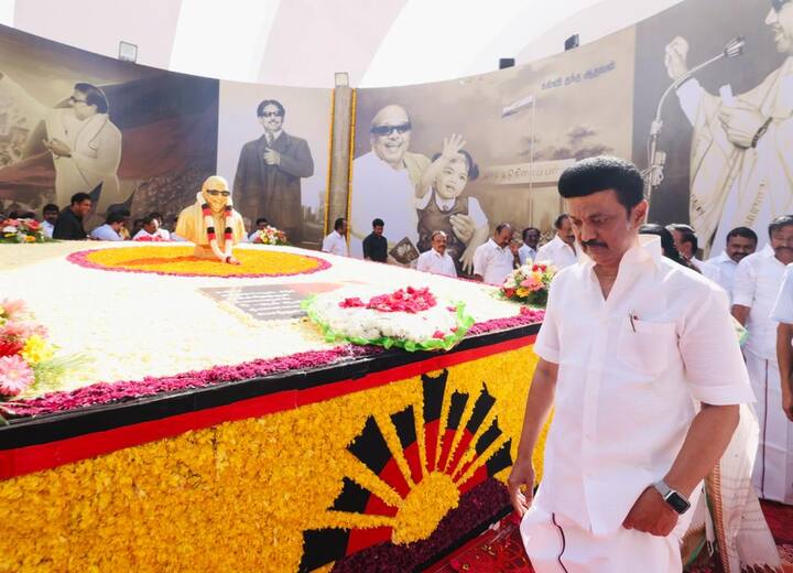 ஓமந்துராரில் இருக்கும் கருணாநிதி சிலைக்கு கீழே இருந்த அவரது உருவ படத்திற்கு மலர் தூவி மரியாதை செலுத்திய பின் அமைதிப் பேரணி தொடங்கியது.