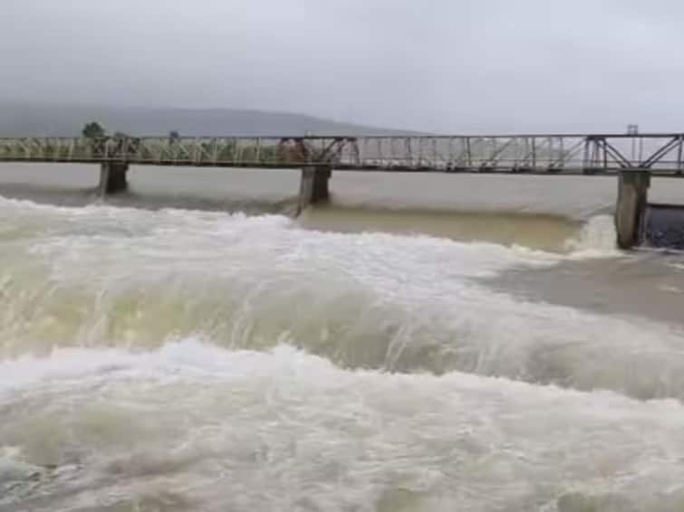 17 kolhapuri bandhara in Kolhapur district still under water one gate of the Radhanagari Dam has reopened Kolhapur Rain Update : कोल्हापूर जिल्ह्यातील 17 बंधारे अजूनही पाण्याखाली; राधानगरी धरणाचा एक दरवाजा पुन्हा उघडला