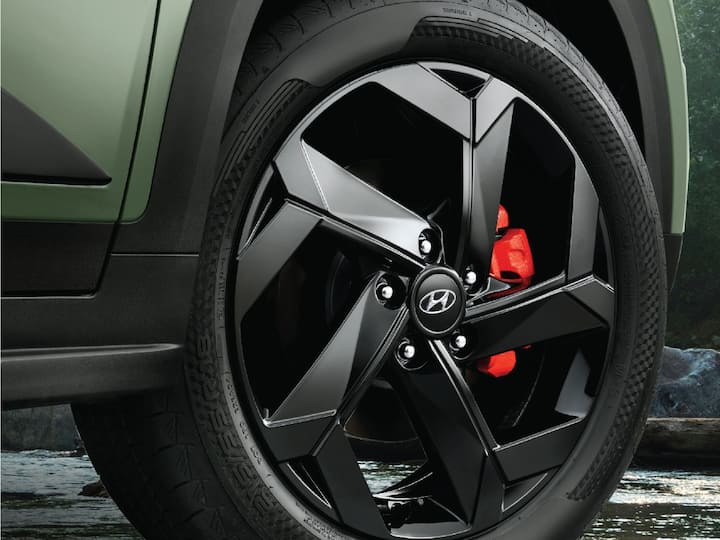 There are also exterior blackened elements like Black Alloy Wheels with front red brake calipers and black Grille, roof rails, skid plates, shark-fin antenna, C-pillar garnish etc. Image Source: Somnath Chatterjee