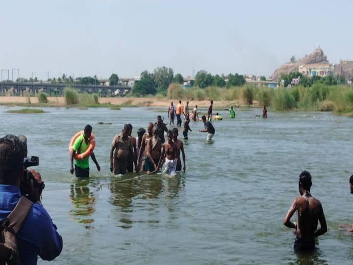 காவிரி ஆற்றில் இறங்கி  போராட்டம்; 25 விவசாயிகள் கைது - திருச்சியில் பரபரப்பு