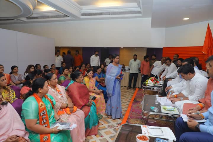 सर्वांनी शाखांच्या माध्यमातून नागरिकांचे प्रश्न कसे सोडवता येतील यावर भर द्यायला हवा. यातून नागरिकांच्या समस्या ही मार्गी लागणार आहेत तर आपल्या सर्वांचा यामुळे जनसंपर्कही वाढणार असल्याचे यावेळी शिंदे म्हणाले.