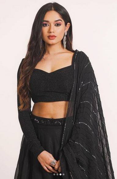 ਜੰਨਤ ਜ਼ੁਬੈਰ ਨੇ ਬਲੈਕ ਲਹਿੰਗਾ ਵਿੱਚ ਮਚਾਈ ਤਬਾਹੀ