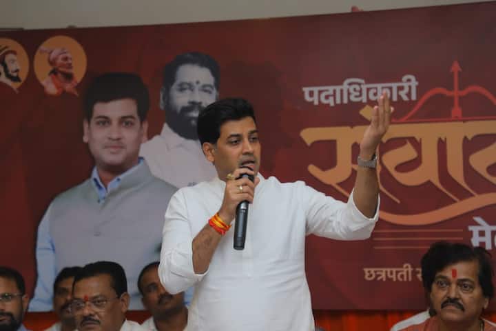 यावेळी श्रीकांत शिंदे यांनी औरंगाबाद, जालना, बीड या जिल्ह्यातील शिवसेनेचे स्थानिक लोकप्रतिनिधी, पदाधिकारी, निरीक्षक, संपर्कप्रमुख, महिला आघाडी आणि कार्यकर्ते यांच्याशी संवाद साधला.