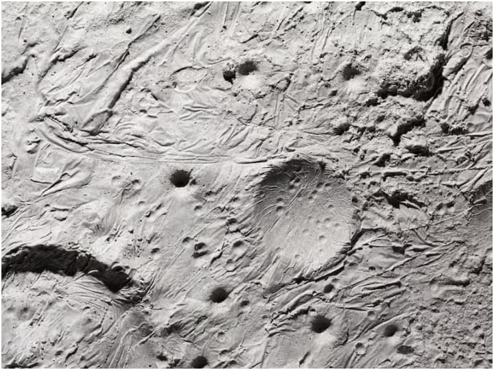 Surface On Moon: चंद्रयान-3 ने चांद की जमीन की तस्वीरें शेयर की हैं, जिसे देखकर आप अंदाजा लगा सकते हैं कि चांद की धरती कैसी है. तो जानते हैं कि आखिरी ये जमीन भारत से कितनी अलग है.