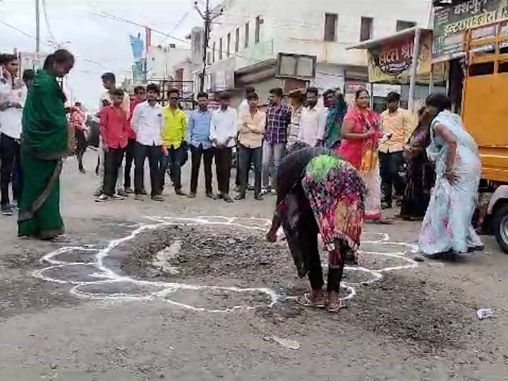 त्यामुळे तात्काळ मुख्य रस्त्यापासून तर अमरधाम स्मशानभूमीपर्यंत या रस्त्याचं सिमेंट काँक्रीट करण्यात यावा अशी मागणी मनसेच्या पदाधिकाऱ्यांनी केली आहे.
