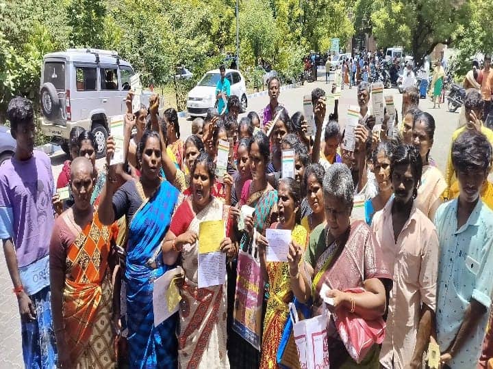 Madurai More than 100 women handed over identity documents and protested against Divisional Officer TNN திருமங்கலம்  கோட்டாட்சியரை கண்டித்து 100 பெண்கள் அடையாளம் ஆவணங்களை ஒப்படைத்து போராட்டம்