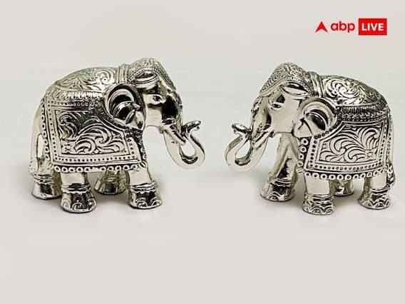 સિલ્વર મેડ એલિફન્ટ સ્ટેચ્યુઃ તમે ઘરને સજાવવા માટે અનેક પ્રકારના શોપીસ રાખો છો. વાસ્તુશાસ્ત્ર અનુસાર ચાંદીથી બનેલી હાથીની મૂર્તિ ઘરમાં રાખવાથી તમને ઘણો ફાયદો થશે. હાથીને શક્તિ, સમૃદ્ધિ અને સત્તાનું પ્રતીક માનવામાં આવે છે. આ સાથે તેનું વિશેષ ધાર્મિક મહત્વ પણ છે. ભગવાન વિષ્ણુ અને માતા લક્ષ્મીને હાથી પ્રિય છે. હાથીને ગણેશનું સ્વરૂપ પણ માનવામાં આવે છે. વાસ્તુશાસ્ત્ર અનુસાર ચાંદીથી બનેલા હાથીની મૂર્તિ ઘરમાં રાખવાથી રાહુ ગ્રહ શાંત થાય છે અને ધનની વૃદ્ધિ થાય છે.