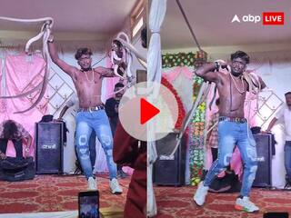 शादी समारोह में शख्स ने निकाली जहरीले सापों की बारात, स्टेज पर चढ़कर हवा में लहराने लगा, Video रोंगेट खड़े कर देगा