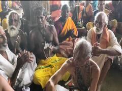 ஸ்ரீரங்கம் கோயிலில்  ஶ்ரீராமானுஜ திருமால் அடியார்கள் ஜால்றா அடித்து போராட்டம்