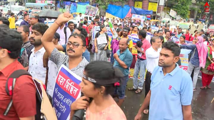 সম্প্রতি SLST চাকরিপ্রার্থীদের পর পথে নেমেছিলেন ২০১৬-র উচ্চ প্রাথমিকের চাকরিপ্রার্থীরা।