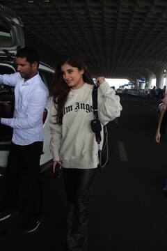 Airport Fashion: रवीना टंडन की डिट्टो कॉपी हैं बेटी राशा थडानी, एयरपोर्ट पर खुले बालों में लगीं बेहद खूबसूरत, देखें तस्वीरें