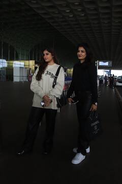 Airport Fashion: रवीना टंडन की डिट्टो कॉपी हैं बेटी राशा थडानी, एयरपोर्ट पर खुले बालों में लगीं बेहद खूबसूरत, देखें तस्वीरें