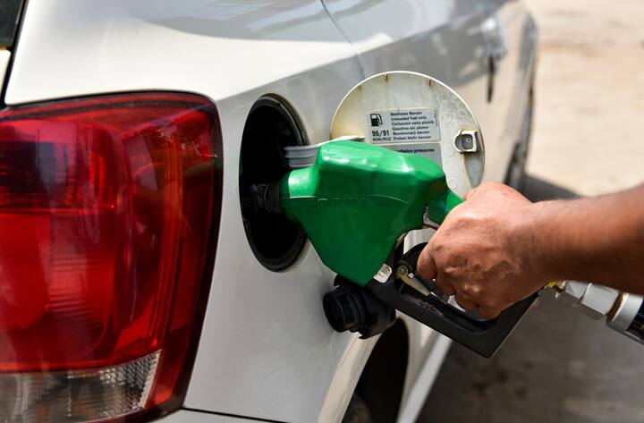 আজ কলকাতায় পেট্রোল বিকোচ্ছে ১০৬.০৩ টাকায়। ডিজেলের দাম ৯২.৭৬ টাকা। ছবি সূত্র- গেটি