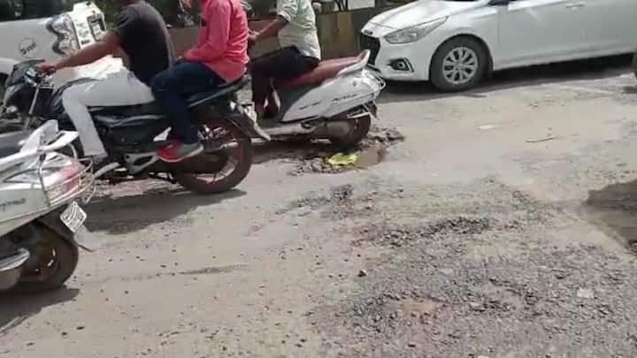 अनेक वेळा मागणी करून देखील या रस्त्याचं काम होत नाही. तसेच, खड्यामुळे या रस्त्यावर अपघाताचे प्रमाण वाढलं आहे.