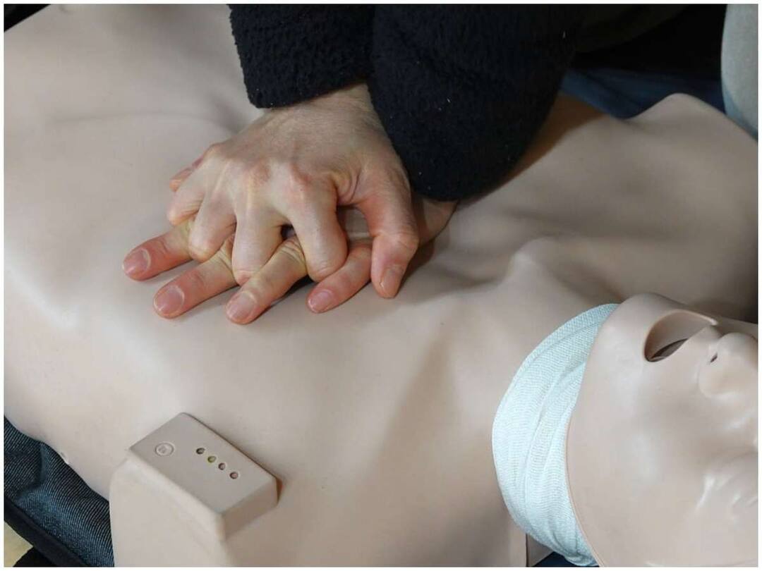 Heart Attack and CPR: ఎవరికైనా గుండెపోటు వస్తే వెంటనే ఇలా చేయండి, ప్రాణం కాపాడినట్టే If someone is having a heart attack, do this immediately, it can save a life Heart Attack and CPR: ఎవరికైనా గుండెపోటు వస్తే వెంటనే ఇలా చేయండి, ప్రాణం కాపాడినట్టే