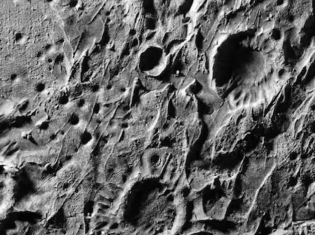 ਇਸ ਵਿਚ ਕਈ ਵੱਡੇ ਟੋਏ ਵੀ ਹਨ, ਜੋ ਪੁਲਾੜ ਦੀਆਂ ਚੱਟਾਨਾਂ ਅਤੇ ਗ੍ਰਹਿਆਂ ਦੇ ਟਕਰਾਉਣ ਕਾਰਨ ਬਣਦੇ ਹਨ। ਪਰ ਚੰਦ 'ਤੇ ਸਾਹ ਲੈਣ ਲਈ ਹਵਾ ਨਹੀਂ ਹੈ।