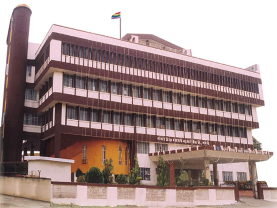 Sangli News Clash between tanaji sawant and hanmantrao deshmukh Atpadi Taluka in Sangli District Central Bank Sangli News: सांगली जिल्हा मध्यवर्ती बँकेच्या अध्यक्षांच्या दालनात आटपाडी तालुक्यातील दोन नेत्यांत खडाजंगी