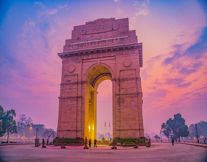 अब आती है बारी भारत की जो दुनिया के सबसे अमीर देशों की लिस्ट में पांचवे स्थान पर आता है. भारत की जीडीपी कुल 3,750 अरब डॉलर की है और ये विश्व के सबसे तेजी से बढ़ती अर्थव्यवस्था के रूप में दिखाई दे रहा है. हालांकि पर कैपिटा जीडीपी के मामले में भारतीय इकोनॉमी को अभी काफी प्रगति करनी है चूंकि ये फिलहाल 2.6 डॉलर पर है. देश की विशाल जनसंख्या इसका एक बड़ा कारण है और दुनिया की सबसे बड़ी जनसंख्या वाला देश होने के कारण प्रति व्यक्ति आय का कम होना एक बड़ा कारण है. विश्व के कई जाने माने आर्थिक संस्थानों ने साल 2023 में भारत की आर्थिक विकास दर 6.5 फीसदी या इसके आसपास रहने का अनुमान लगाया है जो कि सबसे तेजी से बढ़ती इकोनॉमी हो सकती है.