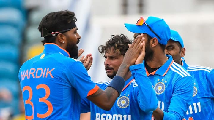 ওয়েস্ট ইন্ডিজ়়ের বিরুদ্ধে চোটের কারণে দ্বিতীয় টি-টোয়েন্টি ম্যাচ খেলতে পারেননি কুলদীপ যাদব। তবে তৃতীয় টি-টোয়েন্টি মাঠে ফিরেই স্বমহিমায় দেখা গেল তাঁকে।