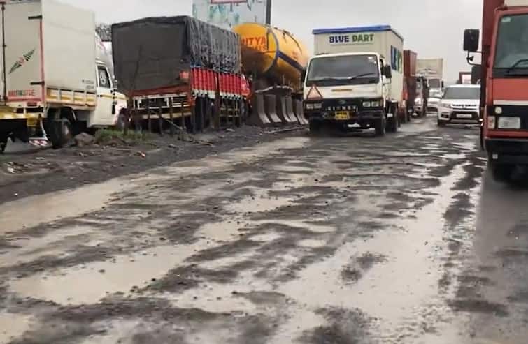 maharashtra news nashik news Organization protest against potholes on Nashik-Mumbai highway Nashik-Mumbai Highway : जर्मनीला जायचं होतं, नाशिकहून मुंबईला निघाले पण खड्ड्यांमुळे पोहोचू शकले नाही, विमान गेलं निघून.... 