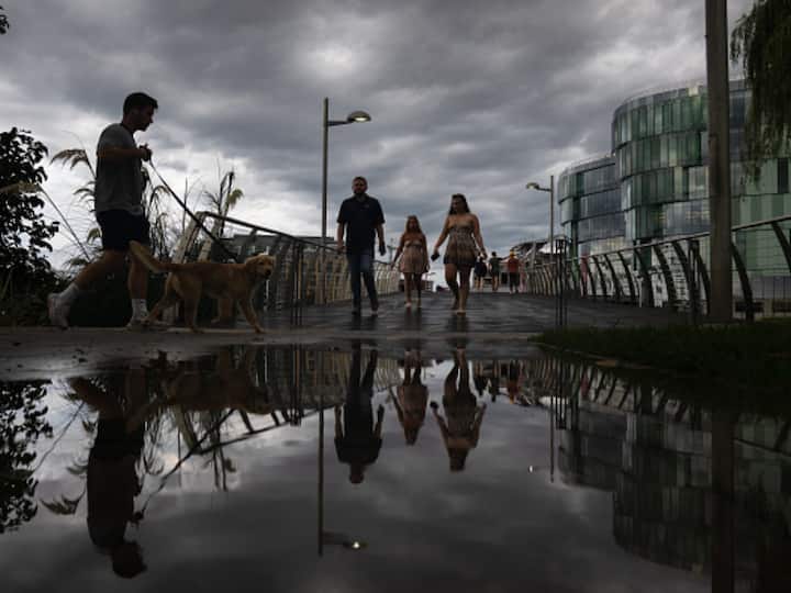 Two people have lost their lives due to the strom. A number of government offices have been shut. Thousands of US flights were canceled and more than 1.1 million homes and businesses lost power. (Image Source: Getty)
