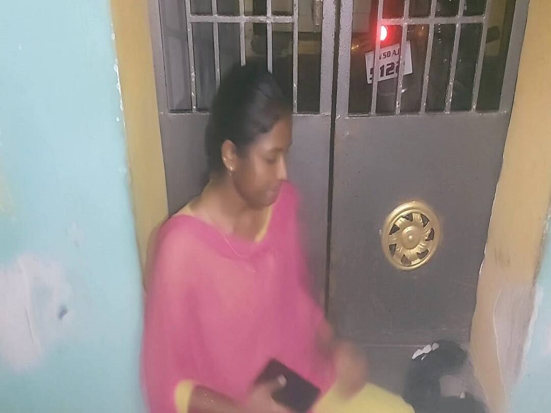 பதிவு திருமணம் செய்த காவலர் தலைமறைவு; வீட்டின் முன் கண்ணீருடன் பெண் காவலர் தர்ணா - திருவாரூரில் பரபரப்பு Thiruvarur love merrage issue Female policemen protest in front of the police house where they are absconding after getting married TNN பதிவு திருமணம் செய்த காவலர் தலைமறைவு; வீட்டின் முன் கண்ணீருடன் பெண் காவலர் தர்ணா - திருவாரூரில் பரபரப்பு