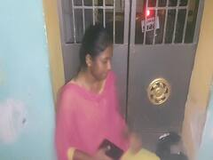 பதிவு திருமணம் செய்த காவலர் தலைமறைவு; வீட்டின் முன் கண்ணீருடன் பெண் காவலர் தர்ணா - திருவாரூரில் பரபரப்பு