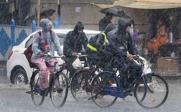 মঙ্গলবারে অতি ভারী বৃষ্টি হবে পার্বত্য এলাকা দার্জিলিং এবং কালিম্পং জেলায়। ভারী বৃষ্টির সম্ভাবনা জলপাইগুড়ি আলিপুরদুয়ার কোচবিহার জেলাতে।