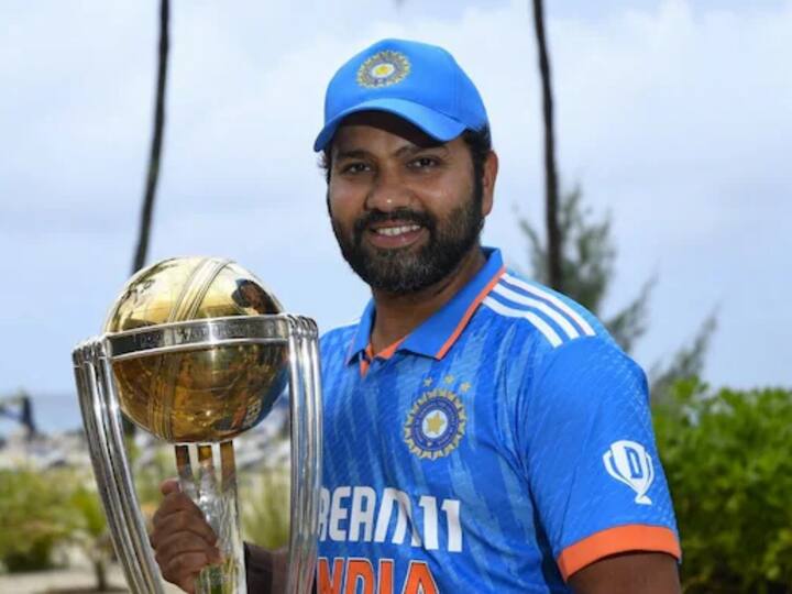 “இந்த ஆண்டு எங்களால் முடிந்தவரை சிறப்பாக விளையாடி உலகக் கோப்பையை வெல்ல முயல்வோம்” என பேசி முடித்தார் இந்திய அணி கேப்டன் ரோஹித்.