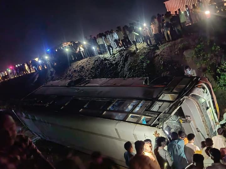 ST Bus Accident: एका आयशरला ओव्हरटेक करताना एसटी 30 फूट खाली कोसळल्याने अपघात झाला. यात 22 जण जखमी झाले आहेत.