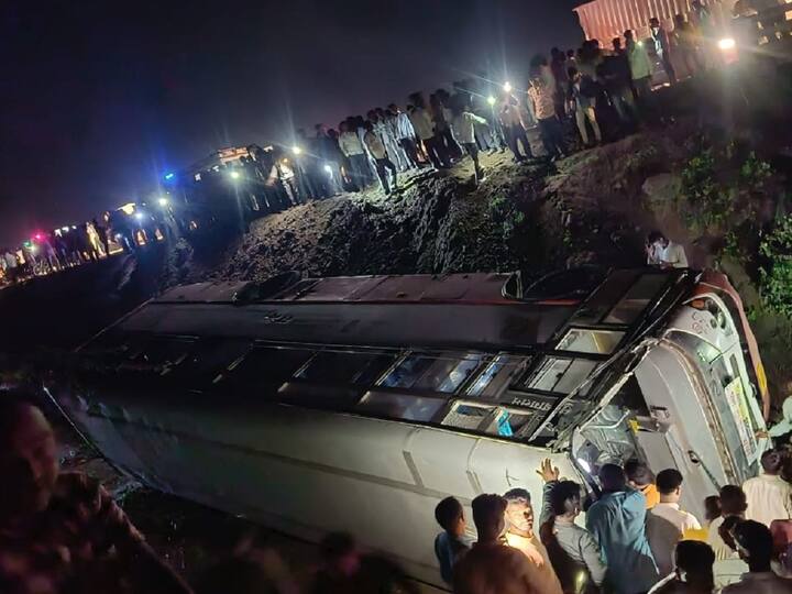 ST Bus Accident: एका आयशरला ओव्हरटेक करताना एसटी 30 फूट खाली कोसळल्याने अपघात झाला. यात 22 जण जखमी झाले आहेत.