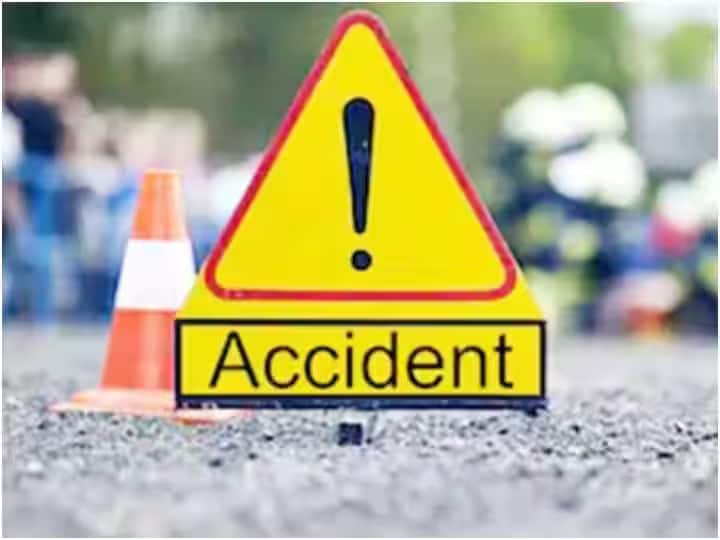 Dhanbad truck crushed Bike rider died on the spot villagers created ruckus and blocked highway ANN Jharkhand Road Accident: धनबाद में ट्रक ने बाइक सवार को कुचला, मौक पर ही मौत, गुस्साए ग्रामीणों ने की तोड़फोड़
