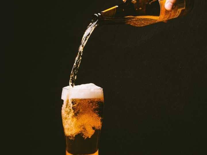 Alcohol Rule: दुनियाभर में ज्यादा शराब पीने के बाद रोड एक्सीडेंट के मामलों में इजाफा हुआ है. इन दुर्घटनाओं पर रोक लगाने के उद्देश्य से इटली में नया नियम बनाया गया है.